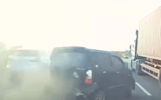 Video: Bị đâm từ phía sau, ôtô lộn nhào trên cao tốc