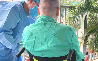 Video: Bệnh nhân 91 ngồi xe lăn ra ngoài tắm nắng