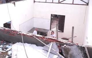 Video: Lốc xoáy gây sập tường, bé trai 3 tuổi tử vong