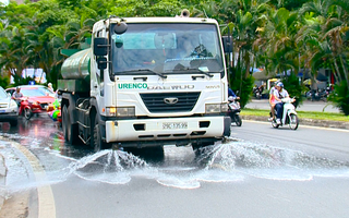 Video: Hà Nội thay đổi thời gian rửa đường do nắng nóng kéo dài