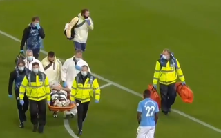 Video: Sau va chạm cầu thủ của Man City thở oxy, nằm cáng rời sân
