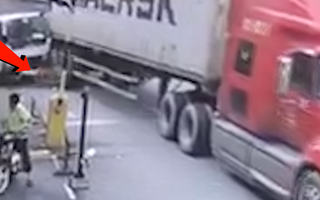 Video: Tài xế xuống xe làm thủ tục bị container cán tử vong