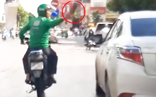 Video: Bị nhổ nước bọt vì không nhường đường, tài xế xe máy ném gạch vào ôtô