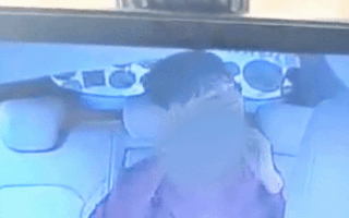 Video: Nam thanh niên thuê taxi đi tự sát, dùng dao tự đâm, cứa cổ mình