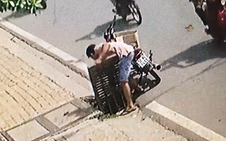 Video: Nam thanh niên đi xe máy trộm nắp cống trên đường phố