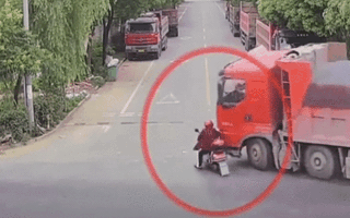 Video: Xe tải hàng chục tấn lật qua người điều khiển xe máy