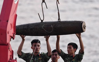 Video: Trục vớt quả bom nằm dưới sông Hồng, gần cầu Long Biên