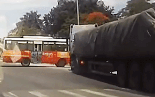 Video: Container vượt đèn đỏ tông lật xe buýt