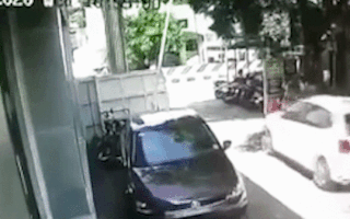 Video: Ôtô mới mua lật ngửa khi đang chạy ra khỏi cửa hàng