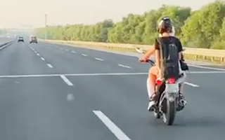 Video: Người nước ngoài chạy xe máy trên cao tốc
