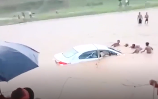 Video: Xe ôtô chở đôi vợ chồng mới cưới lao xuống sông, người dân ném dây cứu