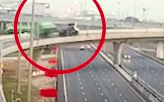 Video: Xe container rớt khỏi cầu vượt cao 9m tài xế tử vong tại chỗ