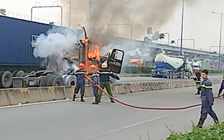 Video: Xe đang chạy trên đường bốc cháy dữ dội, tài xế tháo thùng container để cứu hàng