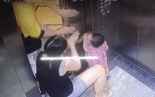 Video: Mẹ bất cẩn khiến con gái bị kẹt tay vào cửa thang máy