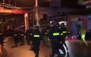 Video: Hàng chục thanh niên đuổi chém nhau trong đêm