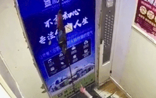Video: Cháu bé một mình vào thang máy bị dây kéo ngược lên trên nóc