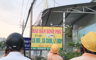 Video: Dây điện bị cháy, rớt xuống đường khiến chủ vựa hải sản tử vong