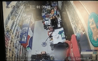 Video: Tên cướp ngất xỉu vì bị nhân viên đánh nhiều chai rượu vào đầu