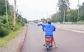 Video: Nam thanh niên bốc đầu trên đường phố