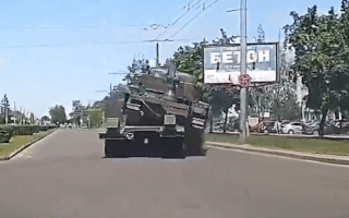 Video: Cua gấp, xe quân sự đánh rơi máy ủi giữa đường