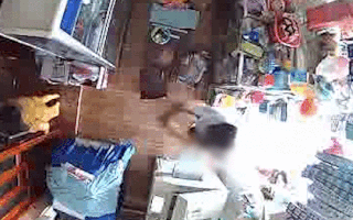 Video: Tên cướp táo tợn xông vào chém chủ tiệm