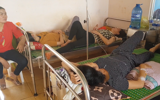 Video: Hơn 200 người bị ngộ độc sau khi ăn tiệc cưới ở Bình Phước