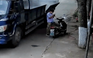 Video: Thùng xe tải bật chốt đập trúng đầu một phụ nữ đứng ven đường