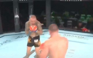 Video: Võ sĩ lộn người tung cú đá vào đầu khiến đối thủ bất tỉnh