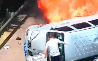 Video: Tài xế đạp kính cứu thoát 3 người trong xe ôtô đang bốc cháy dữ dội