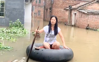 Video: Mưa liên tiếp 29 ngày, gần 10.000 ngôi nhà ở Trung Quốc bị sập