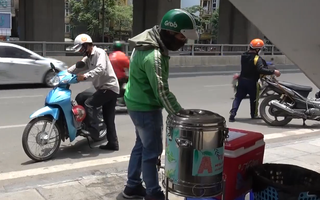 Video: Nhiều nơi bố trí trà chanh, khăn lạnh miễn phí cho lao động nghèo dưới nắng nóng hơn 40 độ