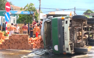 Video: Xe chở gạch bị nổ bánh, tài xế phá cửa bò ra ngoài