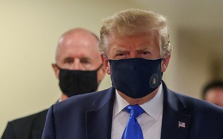Video: Tổng thống Mỹ Donald Trump lần đầu tiên đeo khẩu trang ở nơi công cộng