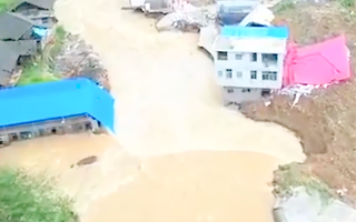 Video: Mưa lớn khiến một ngôi làng bị xóa sổ, 10 người chết và mất tích ở Trung Quốc
