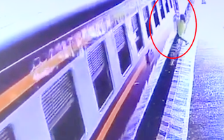 Video: Lo bấm điện thoại, một hành khách liều mình đu bám theo tàu