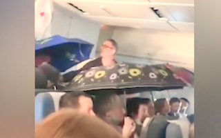 Video: Máy bay bị dột, nước nhỏ ướt nhiều hàng ghế khiến hành khách phải dùng dù che