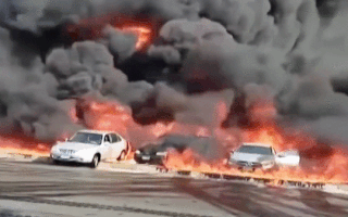 Video: Cháy kinh hoàng trên đường cao tốc, ít nhất 12 người bị thương