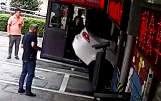 Video: Thang máy gặp trục trặc, ôtô rơi xuống hố sâu khiến tài xế tử vong