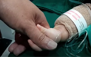 Video: Cảm động hình ảnh cháu bé nắm lấy tay bác sĩ trên bàn phẫu thuật