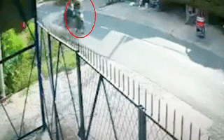 Video: Ép xe giật đồ trên đường phố khiến hai người bị thương