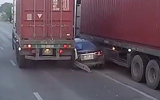 Video: Ôtô bẹp dúm giữa 2 container sau va chạm