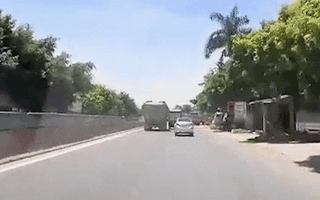 Video: Tạt đầu xe ben, xe tải bị đâm xoay ngang đường rồi tách làm đôi