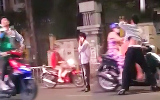 Video: Bảo vệ đứng giữa đường chặn xe đánh người