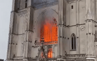 Video: Cháy nhà thờ xây dựng từ thế kỷ XV tại Pháp