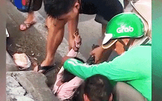 Video: Cứu cháu bé bị rơi xuống ống cống ở Hà Nội