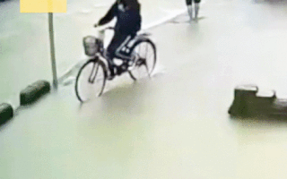 Video: Người phụ nữ đi xe đạp sụp phải hố nước sâu