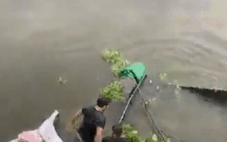 Video: Xe đầu kéo lao xuống sông, tài xế và phụ xe thoát nạn