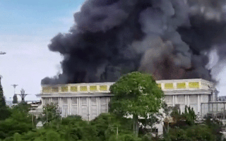 Video: Biệt thự trị giá 64 triệu USD bốc cháy dữ dội
