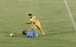 Video: Cầu thủ Phố Hiến FC bị thẻ đỏ sau khi đạp 2 chân vào bụng đối thủ