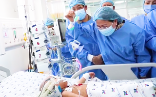 Video: Phó chủ tịch nước Đặng Thị Ngọc Thịnh thăm 2 bé sinh đôi Trúc Nhi - Diệu Nhi